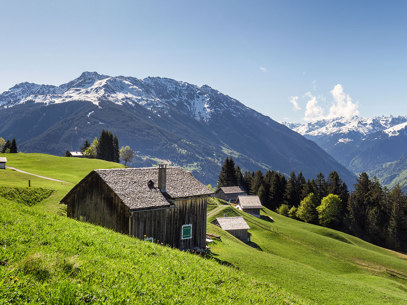 Panoramablick vom Hochjoch im Montafon auf die umliegende Bergwelt beim Wandern