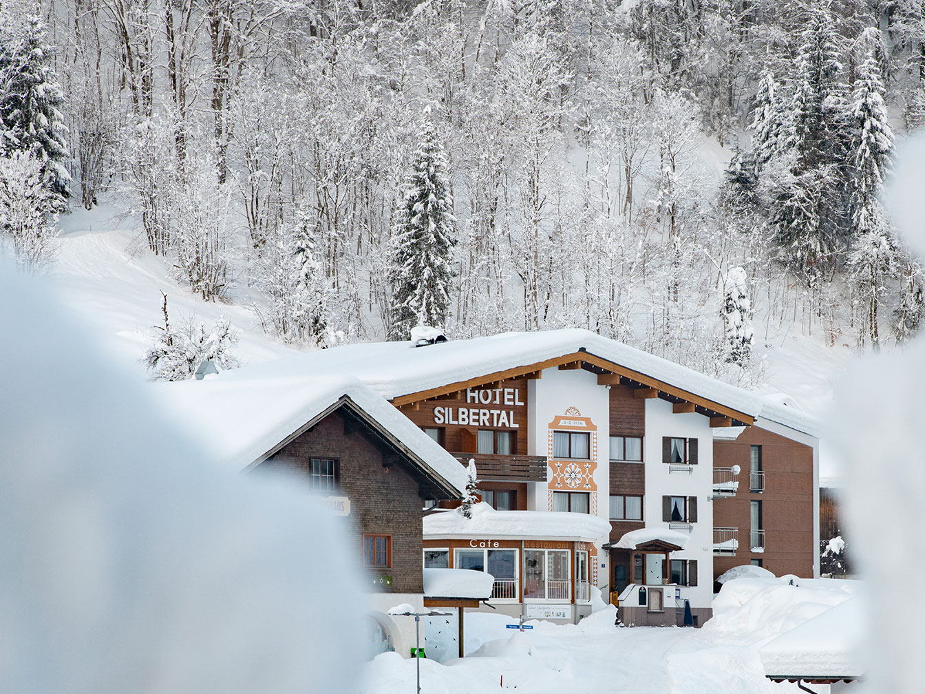 Hotel Silbertal in verschneiter Winterlandschaft im ruhigen Silbertal im Montafon