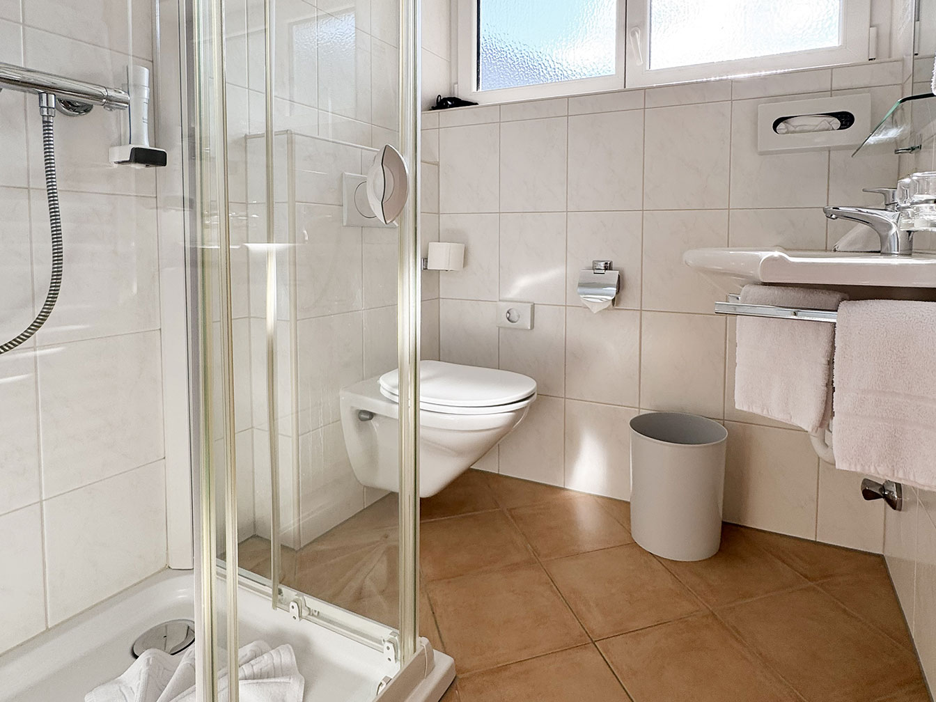 Badezimmer im Doppelzimmer mit Balkon des Hotel Silbertal mit Dusche und WC