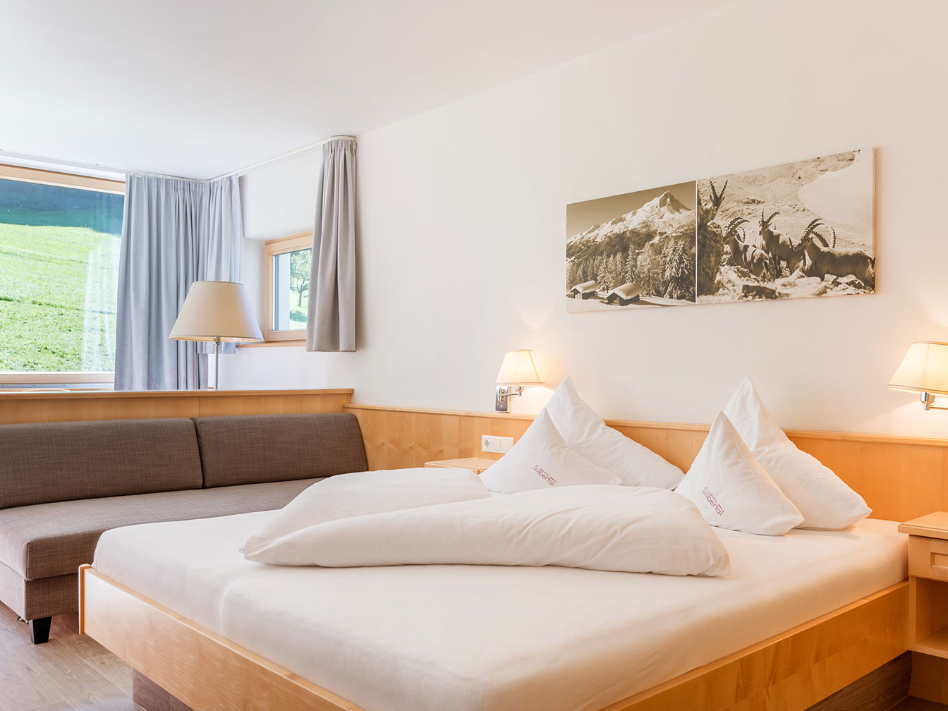 Doppelbett im Doppelzimmer Silbertal des Hotel Silbertal im Montafon