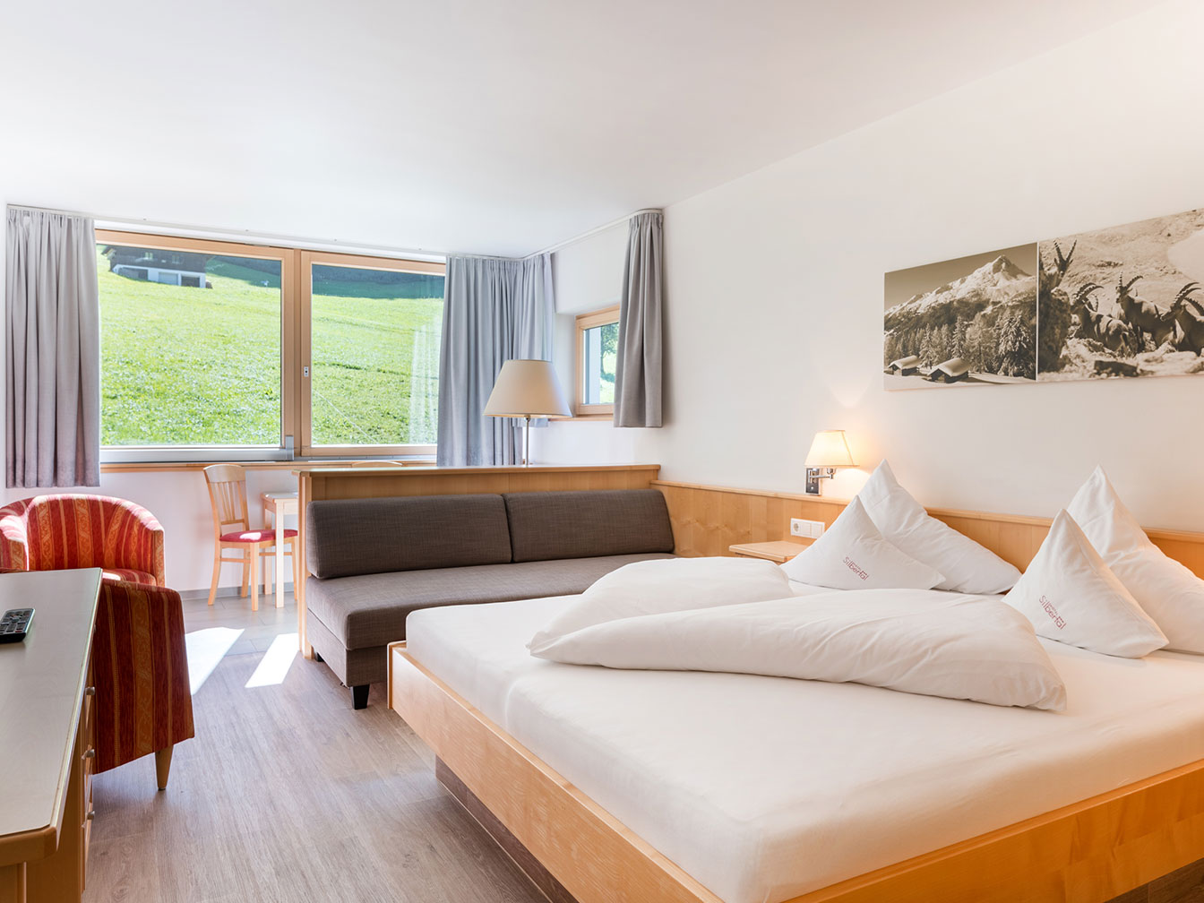 Raumüberblick des Doppelzimmers Silbertal im Hotel Silbertal
