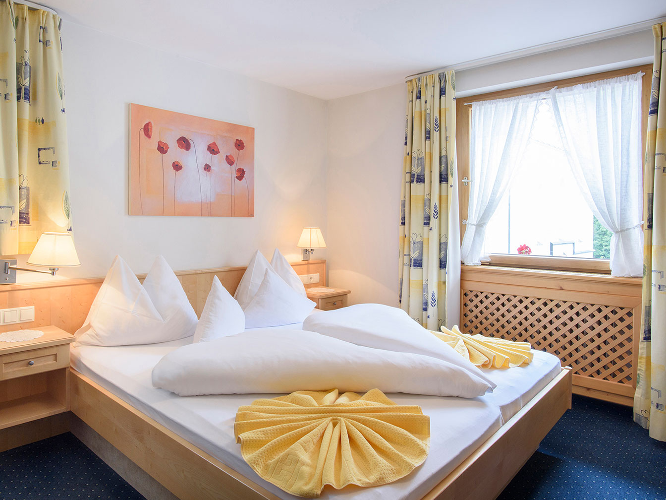 Doppelbett im Familienzimmer 214 im Hotel Silbertal im Montafon