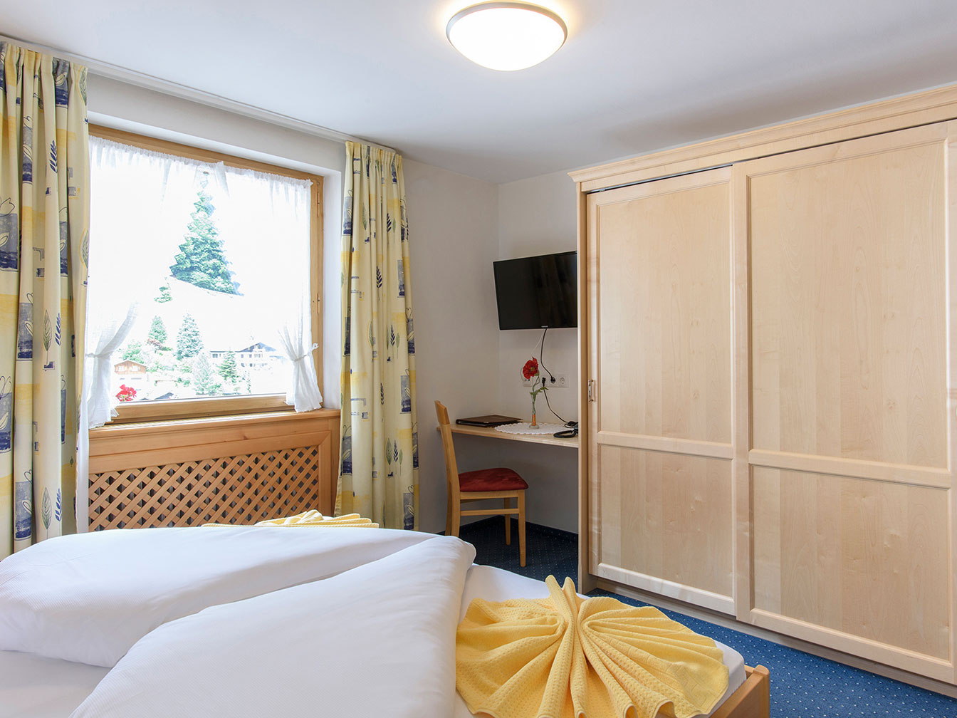 Schreibtisch und großer Kleiderschrank im Familienzimmer 214 im Hotel Silbertal