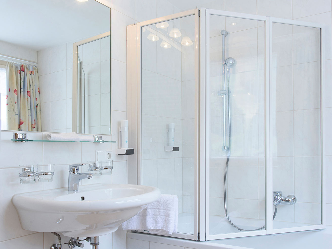Badezimmer im großen Familienzimmer des Hotel Silbertal mit Badewanne und WC