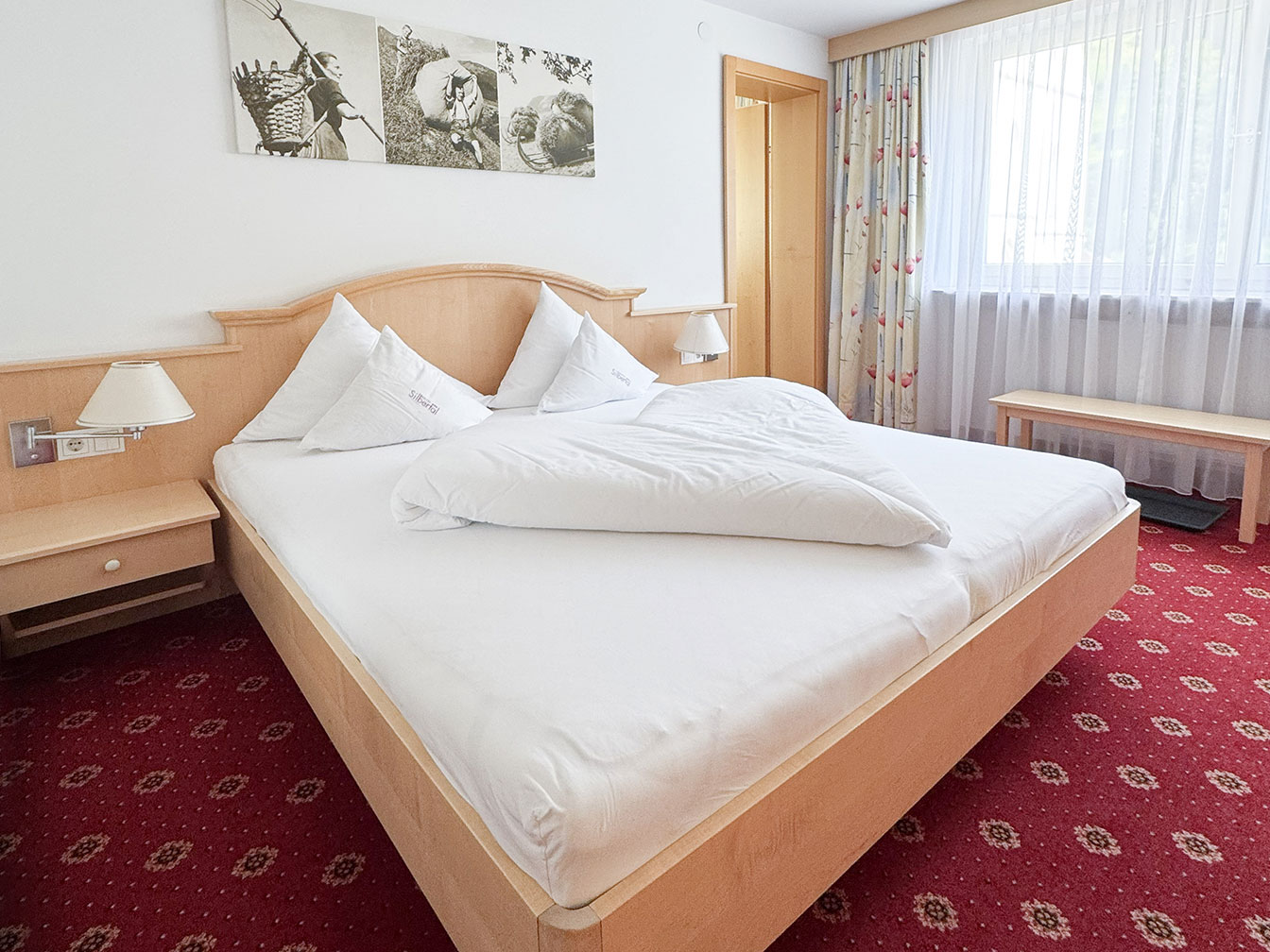 Doppelbett im großen Familienzimmer des Hotel Silbertal im Montafon