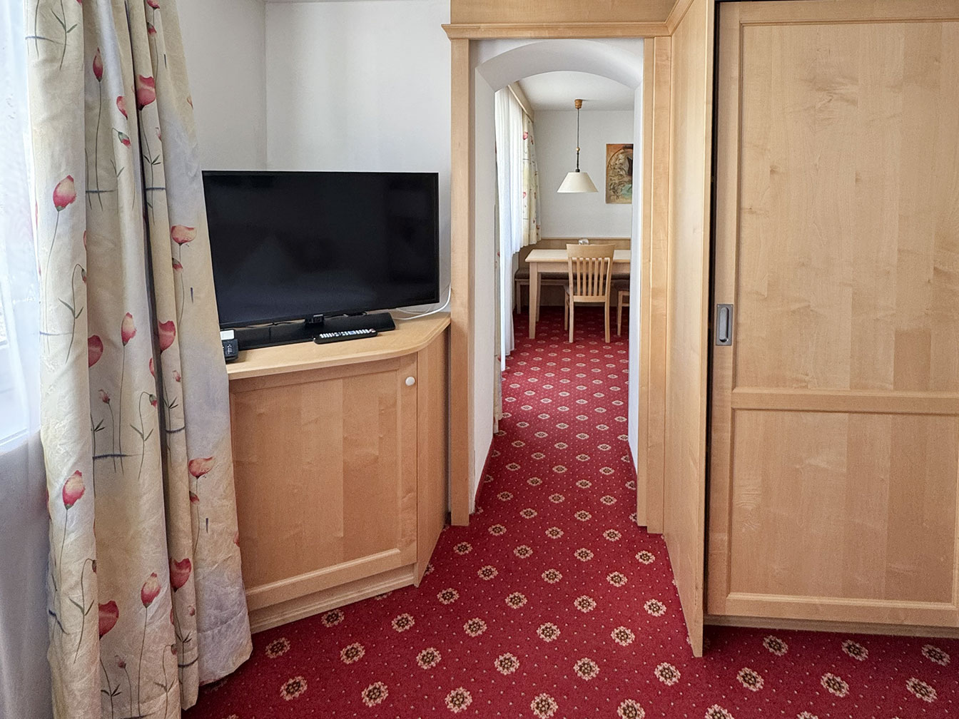 Wohnbereich mit TV im großen Familienzimmer des Hotel Silbertal