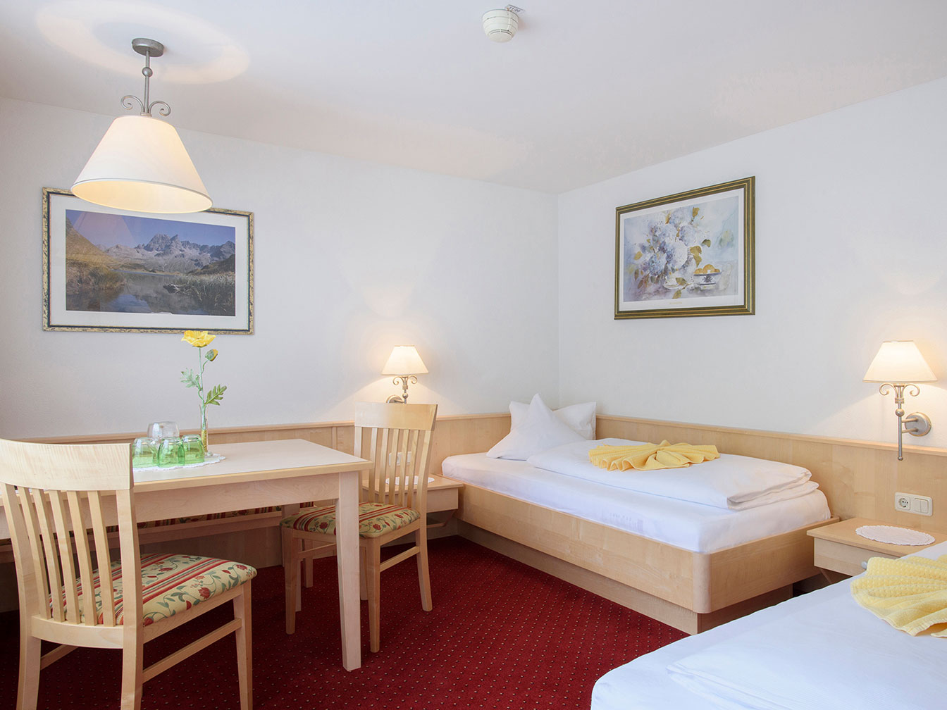 Zweites Schlafzimmer mit zwei Einzelbetten im großen Familienzimmer des Hotel Silbertal