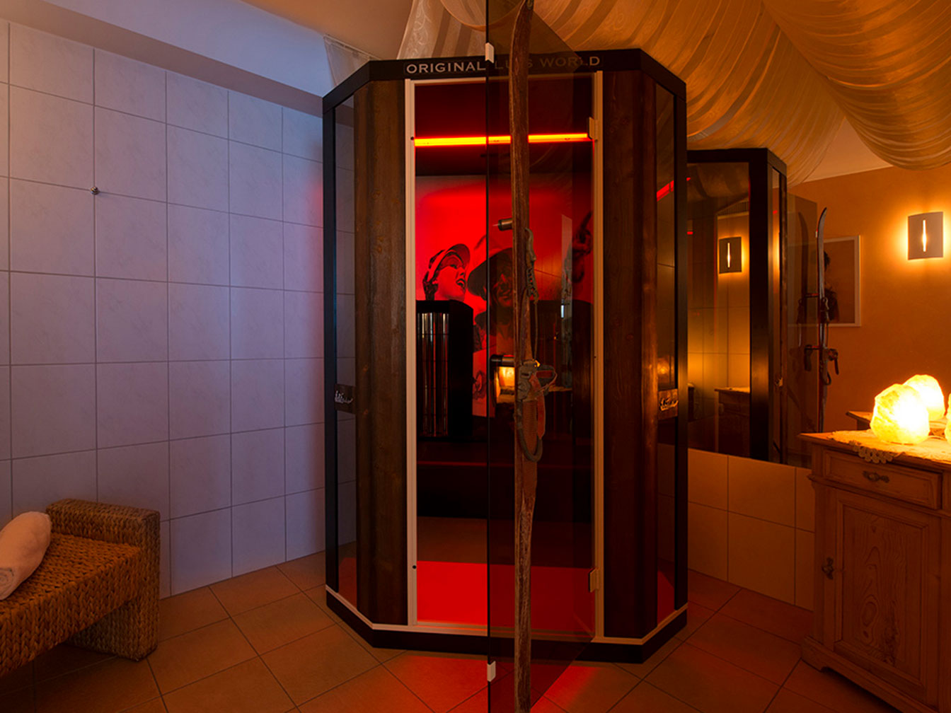 Infrarotkabine im Wellnessbereich des Hotel Silbertal zur Entspannung nach einem Tag in den Bergen
