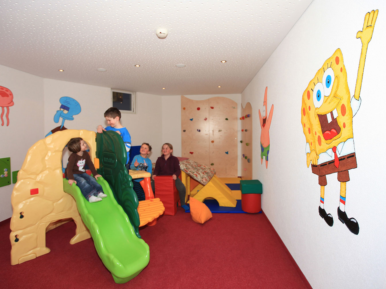 Kinderspielzimmer im Hotel Silbertal mit Spielmöglichkeiten für Familienurlaub im Montafon