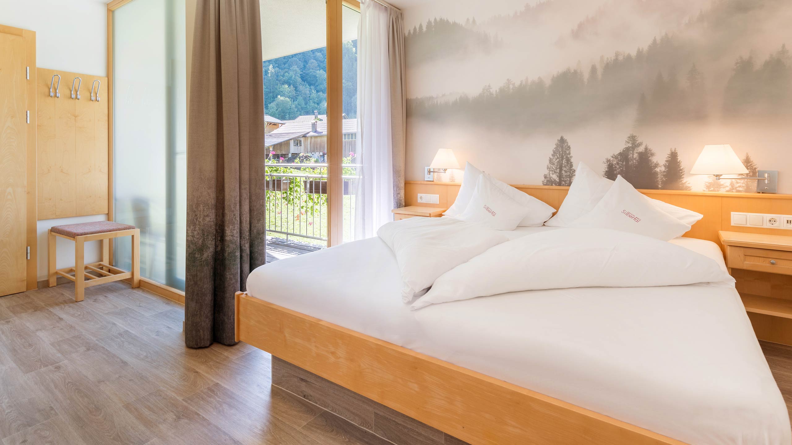 Romantikzimmer im Hotel Silbertal mit gemütlicher Ausstattung und Balkon