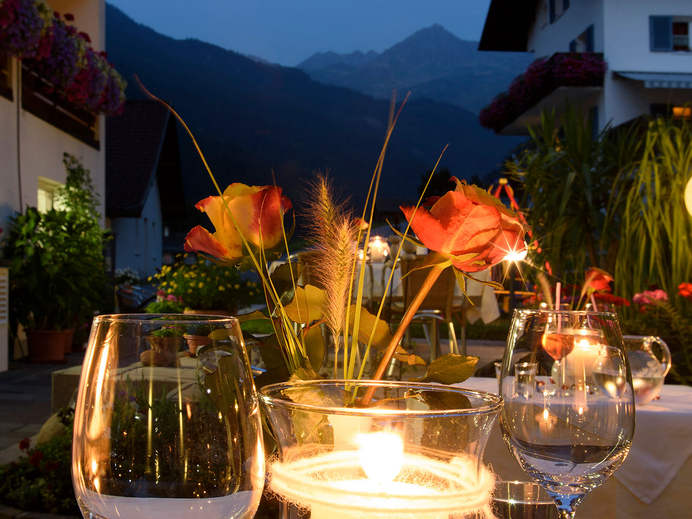 Gastgarten des Restaurant Da Bruno an einem Sommerabend im Hotel Silbertal