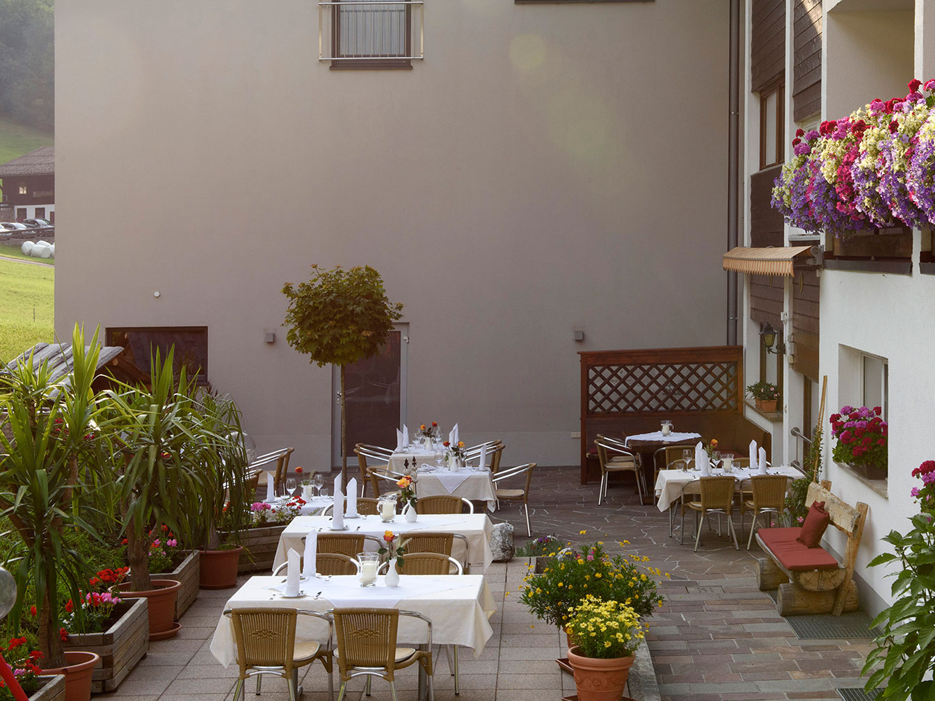 Gastgarten des Restaurant Da Bruno im Hotel Silbertal mit Blick auf die Bergwelt