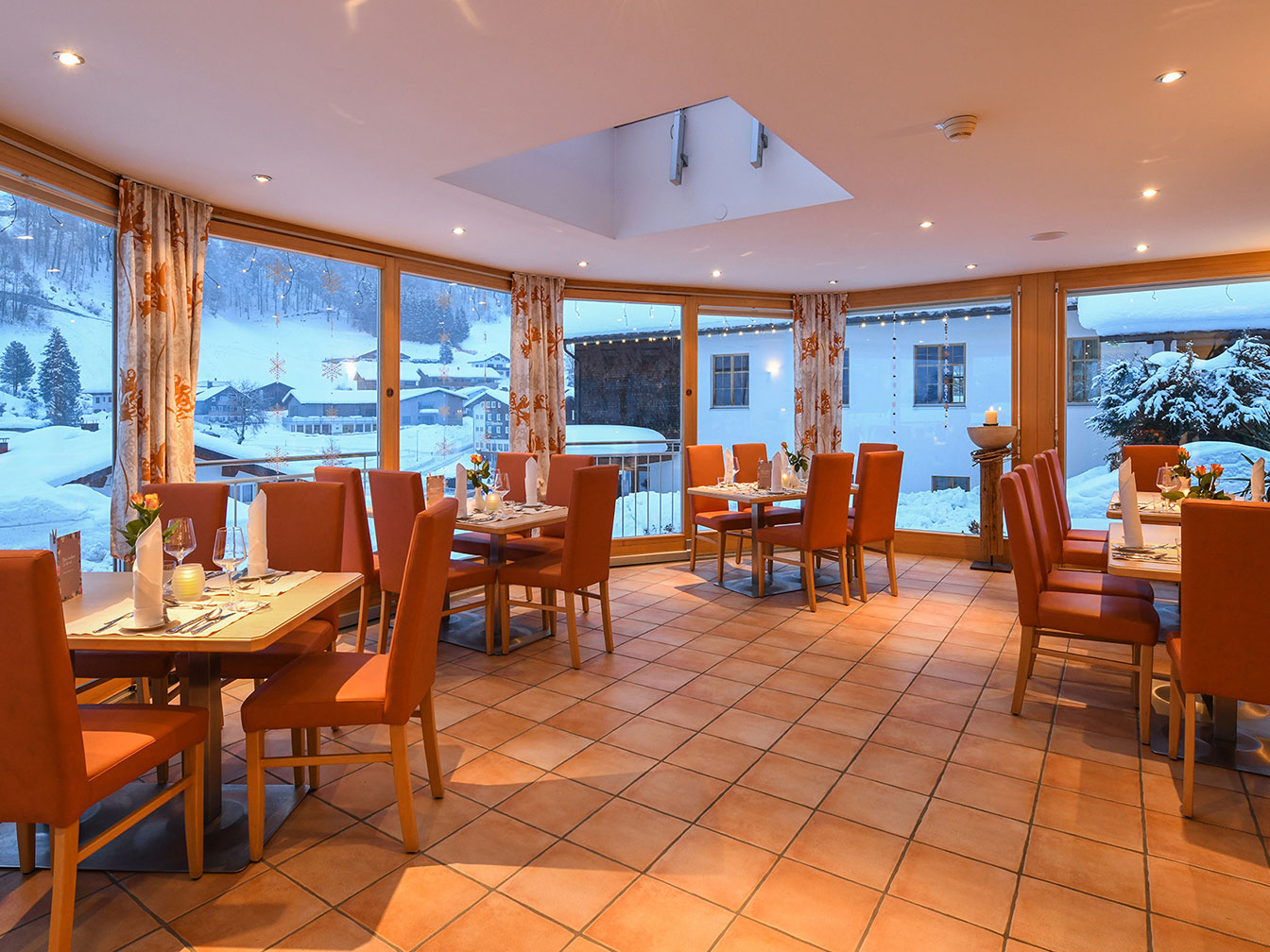 Ausblick vom Restaurant Da Bruno auf die verschneite Bergwelt des Silbertals