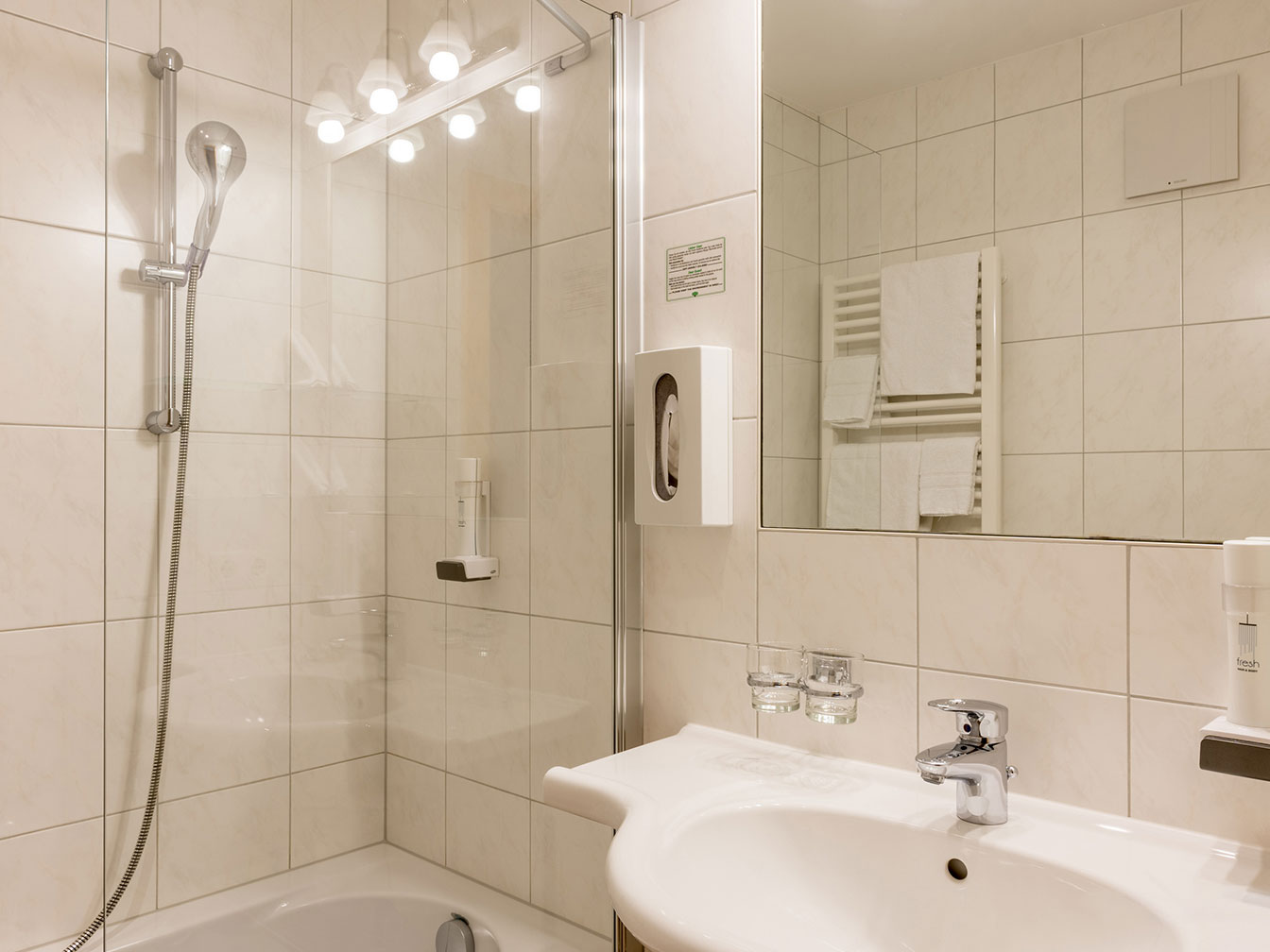 Badezimmer im Romantikzimmer 108 des Hotel Silbertal mit Dusche und WC