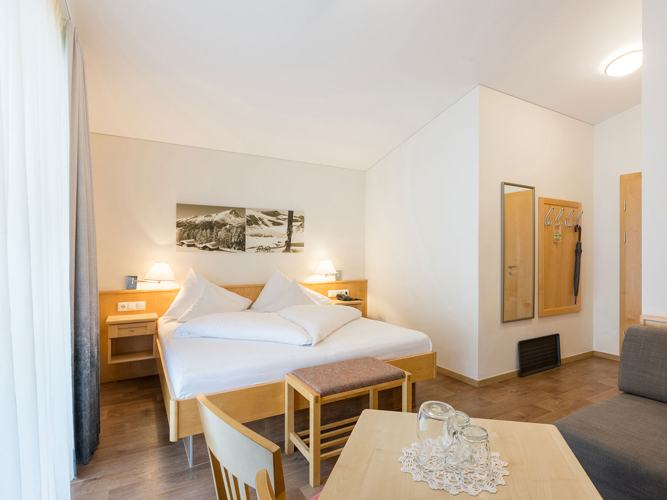 Doppelbett im Romantikzimmer 108 des Hotel Silbertal im Montafon