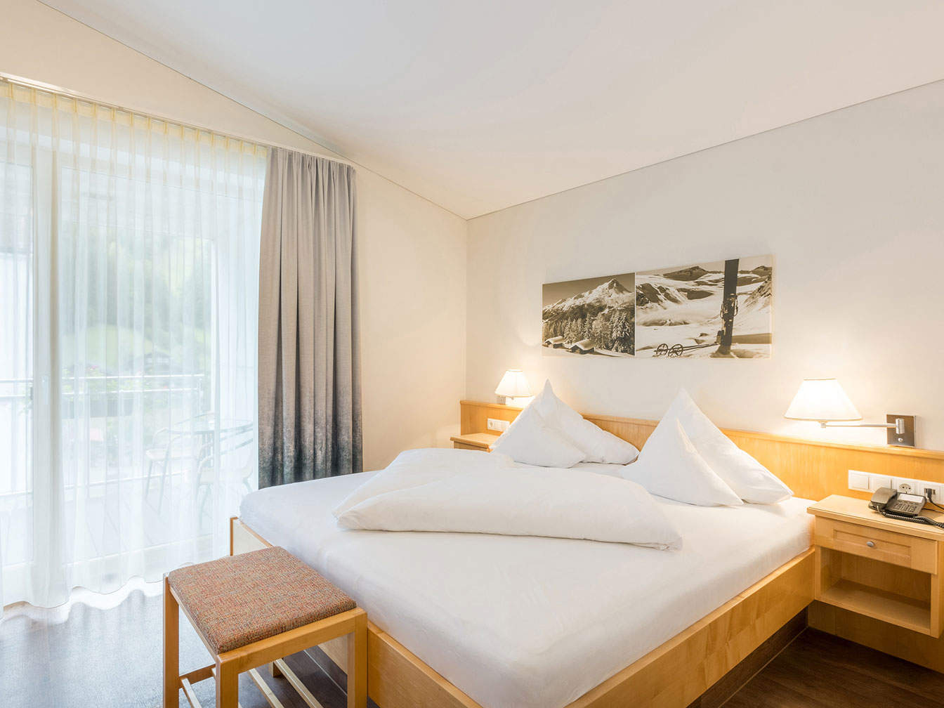 Detailaufnahme des Doppelbetts im Romantikzimmer 108 des Hotel Silbertal