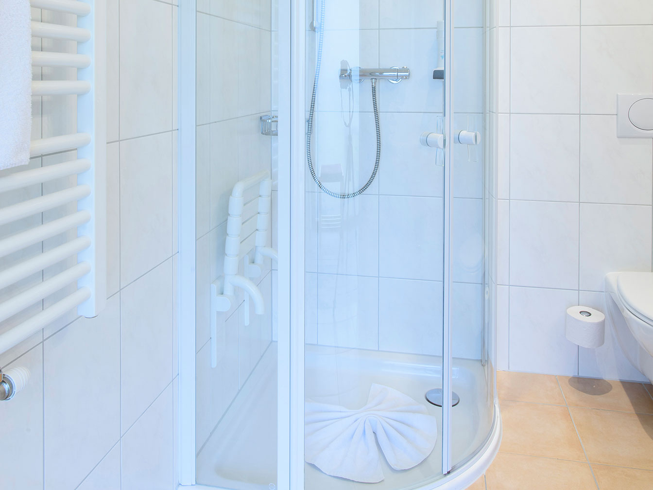 Badezimmer im Romantikzimmer 109 des Hotel Silbertal mit Badewanne und WC (falls Zimmer 109 tatsächlich eine Badewanne hat, ansonsten „Dusche und WC“)