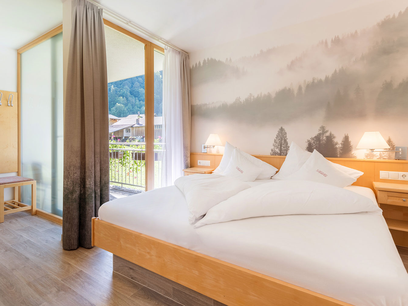 Doppelbett im Romantikzimmer 109 des Hotel Silbertal im Montafon
