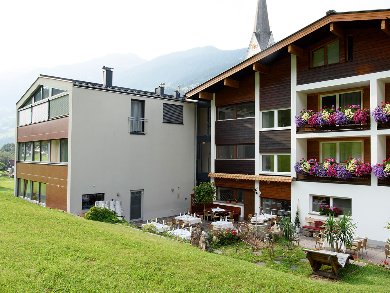 Sonniger Gastgarten des Restaurant Da Bruno im Hotel Silbertal
