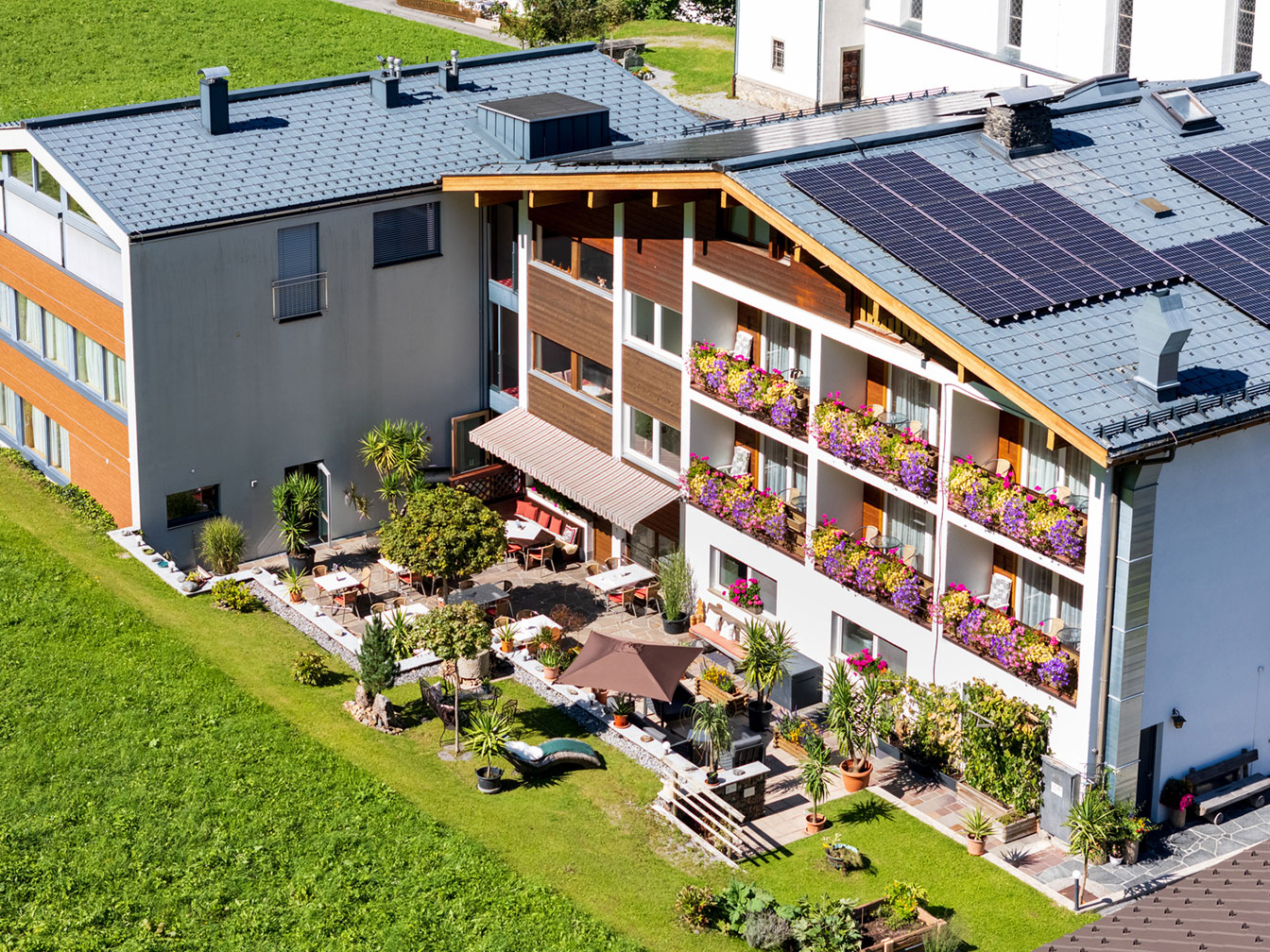 Gastgarten des Restaurant Da Bruno im Hotel Silbertal aus der Vogelperspektive